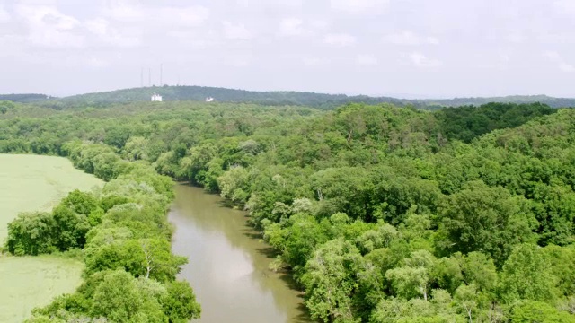 WS AERIAL POV Conasauga河穿过美国乔治亚州雷萨卡森林地区视频素材