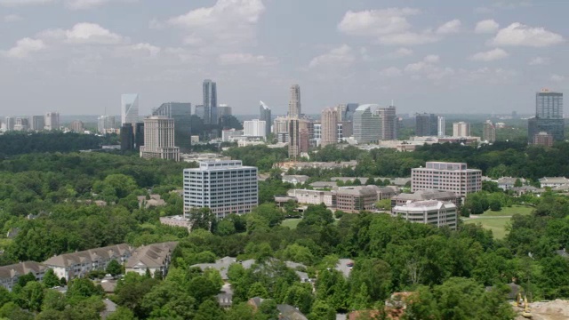 美国乔治亚州亚特兰大桃树公园的WS AERIAL POV景观视频素材