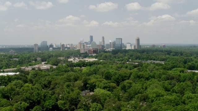 美国乔治亚州亚特兰大桃树公园的WS AERIAL POV景观视频素材