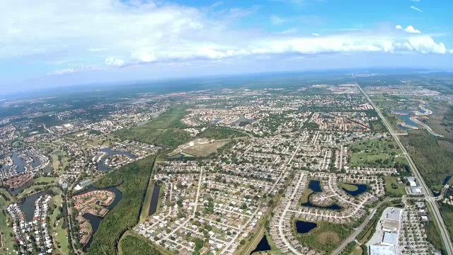 美国佛罗里达州威尼斯郊区住宅区的WS AERIAL POV视图视频素材