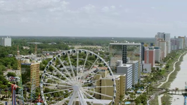 海滩和默特尔海滩SkyWheel的WS AERIAL POV视图酒店/默特尔海滩，南卡罗莱纳州，美国视频素材