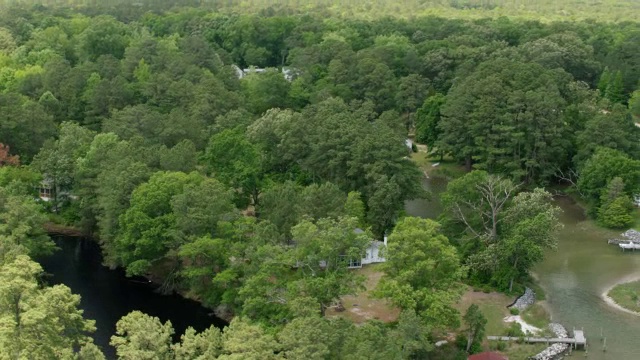 WS AERIAL POV私人住宅，树木环绕，河流/ Schley，弗吉尼亚州，美国视频素材