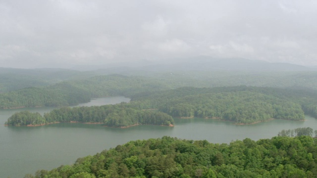 美国乔治亚州，默里县，戈登县，蓝岭山脉背景，卡特斯湖穿过森林地区视频素材