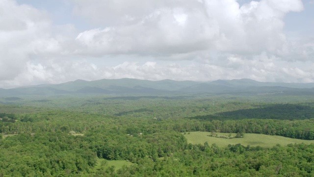 WS PAN AERIAL POV蓝岭山与森林地区/穆雷县，吉尔默县，美国乔治亚州视频素材