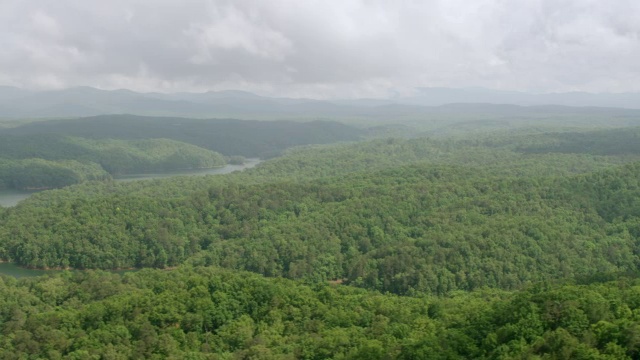 美国乔治亚州，默里县，戈登县，蓝岭山脉背景，卡特斯湖穿过森林地区视频素材