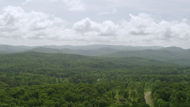 WS AERIAL POV森林区域，以蓝岭山脉为背景/吉尔默县，美国乔治亚州视频素材