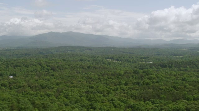 WS PAN AERIAL POV森林区域，以蓝岭山脉为背景/吉尔默县，美国乔治亚州视频素材