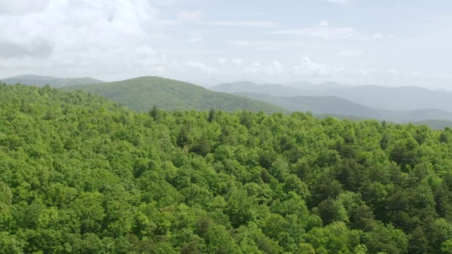 美国乔治亚州道森县，查塔胡奇国家森林/吉尔默县的蓝岭山脉视频素材