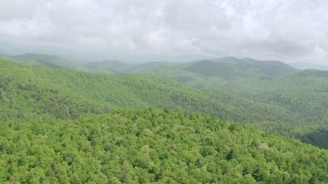 美国乔治亚州道森县，查塔胡奇-奥科尼国家森林/吉尔默县的蓝岭山脉视频素材