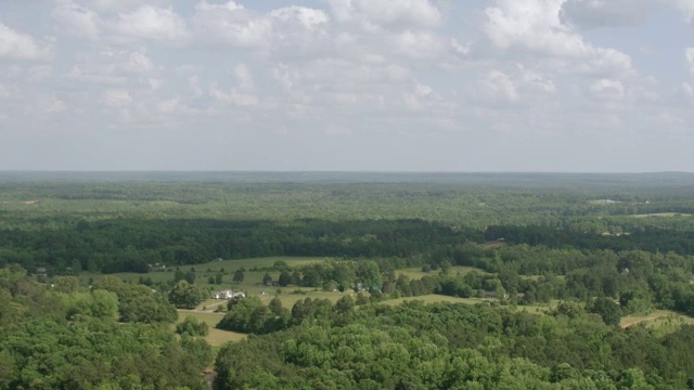 WS AERIAL POV森林区域/亚特兰大，克莱顿县，亨利县，乔治亚州，美国视频素材