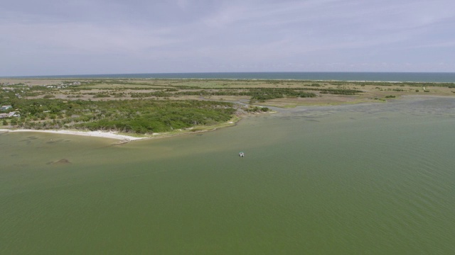 WS空中POV船在海上移动，城镇在背景/奥克拉科克，北卡罗来纳州，美国视频素材