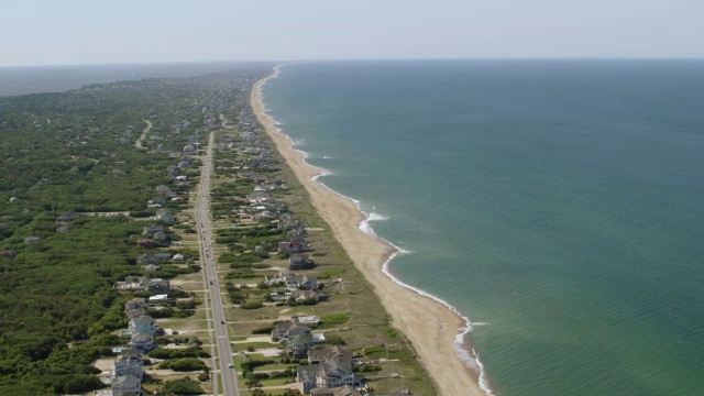 美国北卡罗来纳州基蒂霍克镇的WS AERIAL POV海景视频素材