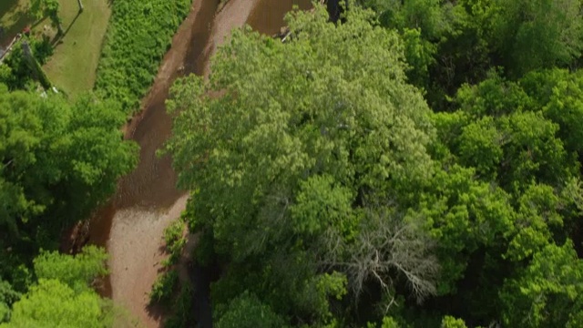 WS AERIAL POV Bull Run河穿过森林地区/马纳萨斯，弗吉尼亚州，美国视频素材