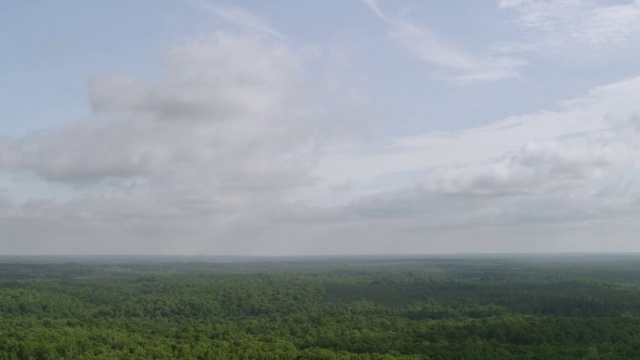 WS AERIAL POV多云天空郁郁葱葱的地区视图/弗雷德里克斯堡，弗吉尼亚，美国视频素材