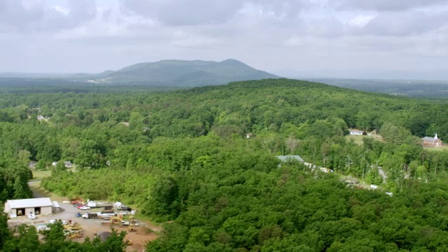 WS AERIAL POV远景与山/ Shenandoah，弗吉尼亚，美国郁郁葱葱的地区视频素材