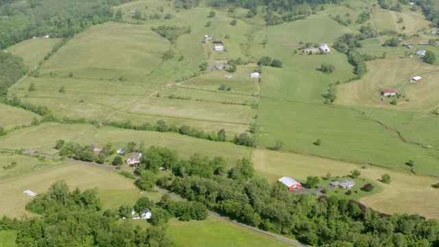 WS AERIAL POV视图与树和房子的乡村景色/ Shenandoah，弗吉尼亚，美国视频素材