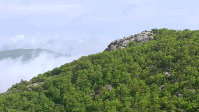 Old Rag Mountain和Blue Ridge Mountains的WS AERIAL POV视图与多云的天空/ Shenandoah，弗吉尼亚州，美国视频素材