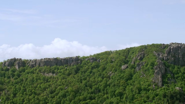 Old Rag Mountain和Blue Ridge Mountains的WS AERIAL POV视图与多云的天空/ Shenandoah，弗吉尼亚州，美国视频素材