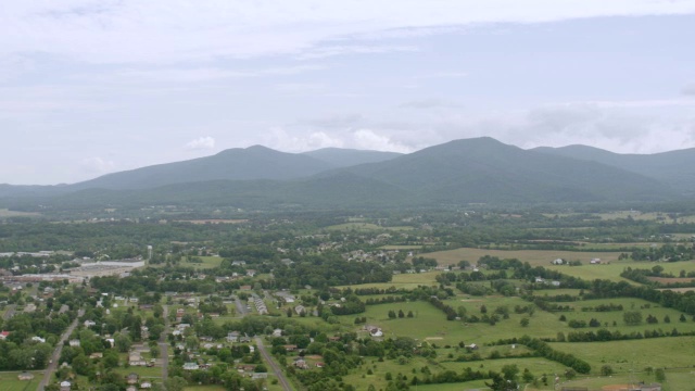 WS AERIAL POV鸟瞰谢南多厄国家公园附近的乡村景色，背景中的山脉/谢南多厄，弗吉尼亚，美国视频素材