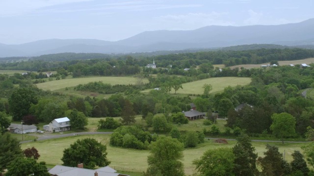 WS AERIAL POV视图的谢南多厄山谷与农田和教堂，山脉在背景/谢南多厄，弗吉尼亚州，美国视频素材