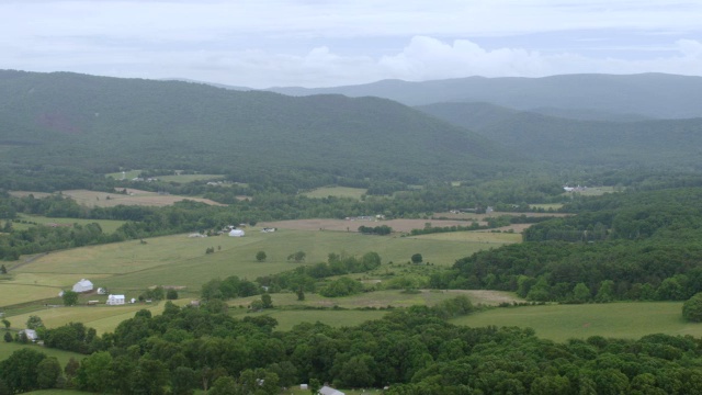 WS AERIAL POV视图的谢南多厄河谷与农田和山脉在背景/谢南多厄，弗吉尼亚州，美国视频素材