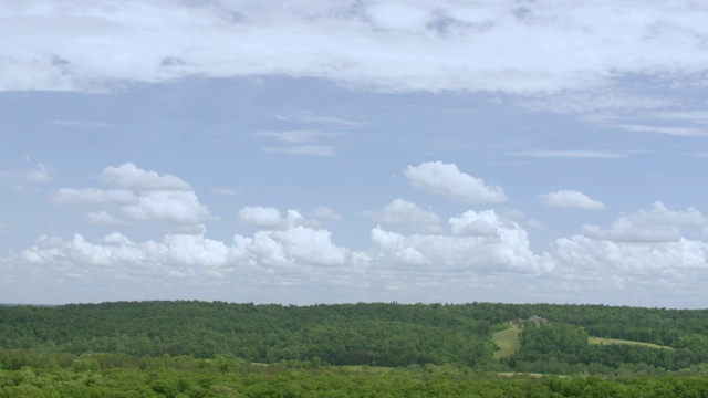 WS AERIAL POV郁郁葱葱的地区与多云的天空/阿尔伯马尔县，弗吉尼亚州，美国视频素材