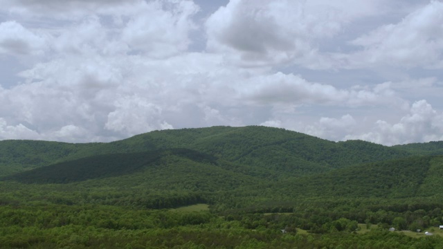 WS AERIAL POV在丘陵景观上郁郁葱葱的地区的视图/阿尔伯马尔县，弗吉尼亚州，美国视频素材