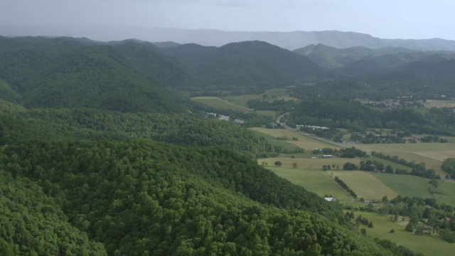 美国弗吉尼亚州谢南多厄的谢南多厄国家公园的谢南多厄山谷的WS AERIAL POV视图视频素材