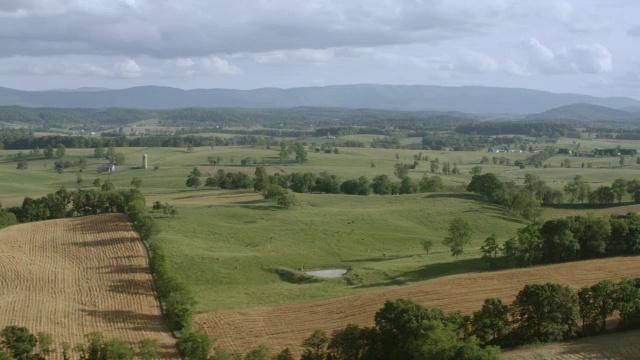 WS AERIAL POV农田与林区，蓝岭山脉的背景/ Shenandoah，弗吉尼亚州，美国视频素材