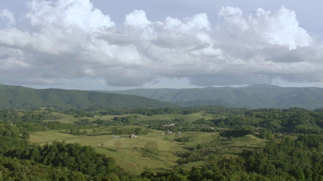 WS AERIAL POV农田与林区，蓝岭山脉的背景/史密斯县，弗吉尼亚州，美国视频素材