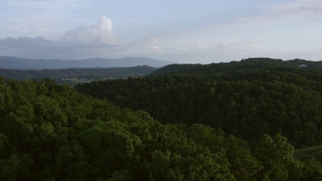 WS AERIAL POV视图的山，山的背景/阿宾顿，弗吉尼亚，美国视频素材