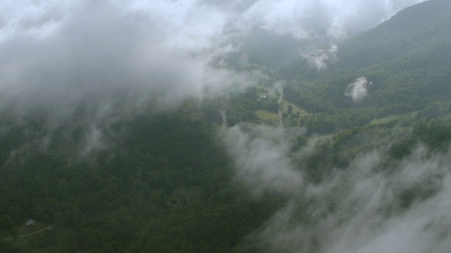 WS AERIAL POV视图与山谷槽雾，河弯看到在远处/米切尔县，北卡罗来纳州，美国视频素材