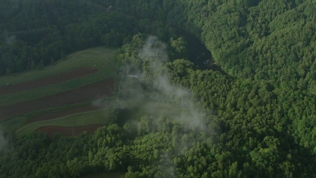 WS AERIAL POV视图与山谷槽雾，河流弯曲和房屋看到在远处/米切尔县，北卡罗来纳州，美国视频素材