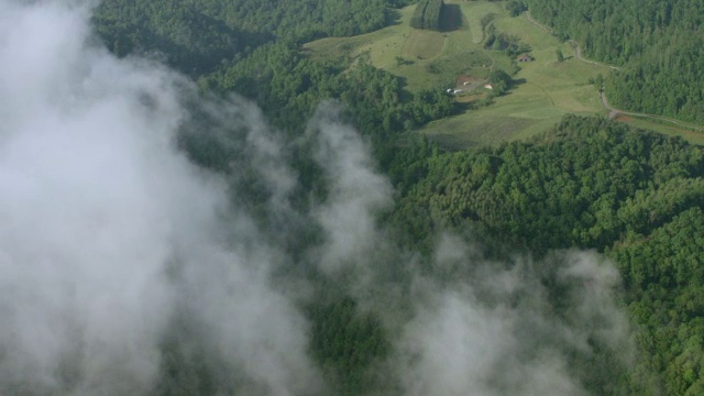 WS AERIAL POV视图与山谷槽雾，河流弯曲和房屋看到在远处/米切尔县，北卡罗来纳州，美国视频素材