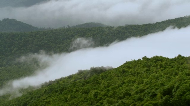 WS AERIAL POV山顶透过雾，山脉在远处/米切尔县，北卡罗来纳州，美国视频素材