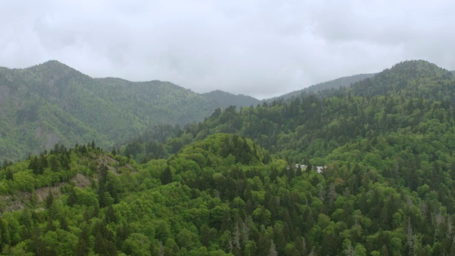 美国北卡罗莱纳州切罗基森林地区的WS AERIAL POV视图，云天空为背景视频素材