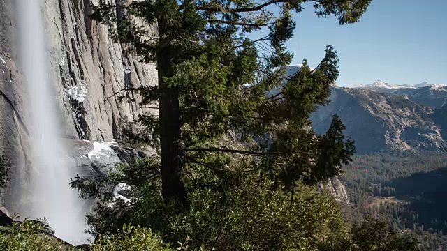 约塞米蒂瀑布和约塞米蒂山谷的背景。视频素材