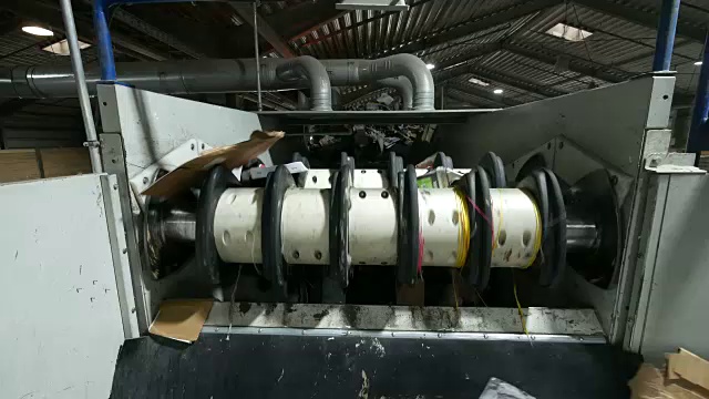 造纸厂的废纸分拣厂视频素材画面1