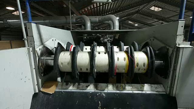 造纸厂的废纸分拣厂视频素材画面2
