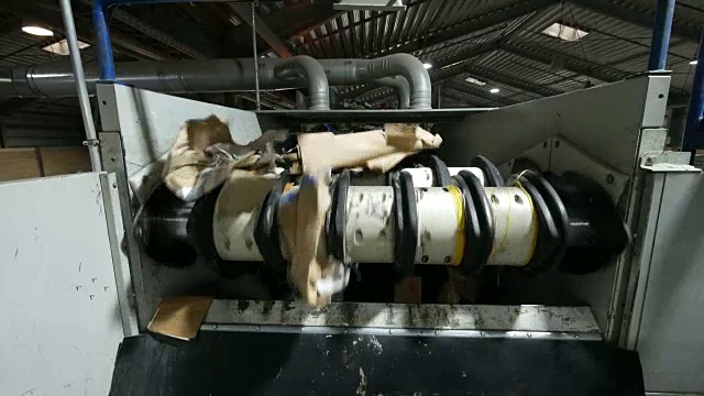 造纸厂的废纸分拣厂视频素材画面3