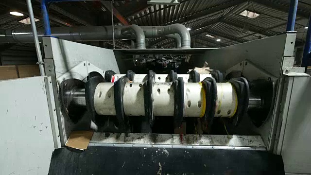 造纸厂的废纸分拣厂视频素材画面4