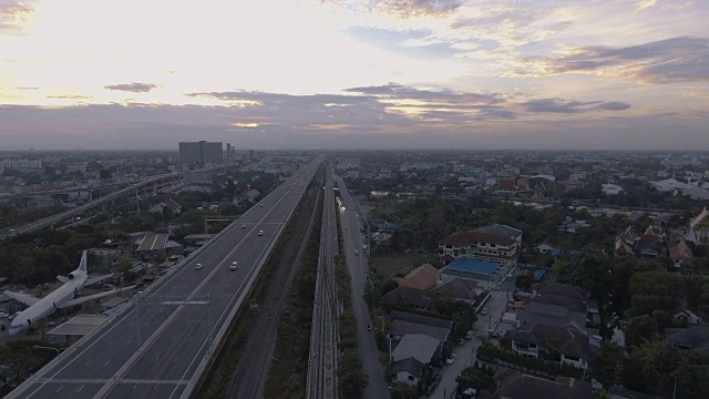 空中拍摄的高架路在黄昏视频素材