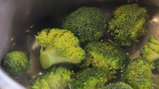煮西兰花视频素材画面1