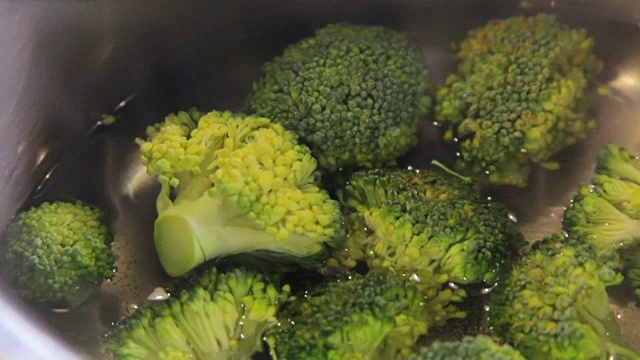 煮西兰花视频素材画面2