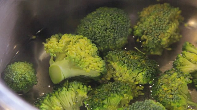 煮西兰花视频素材画面3