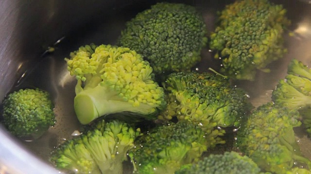 煮西兰花视频素材画面4