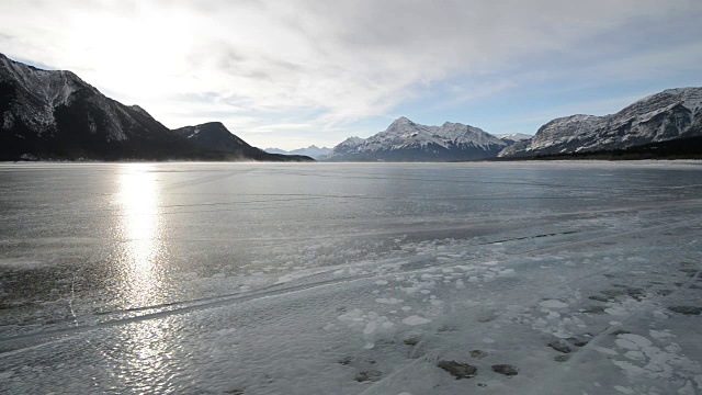 雪吹过湖面，远处的山视频素材