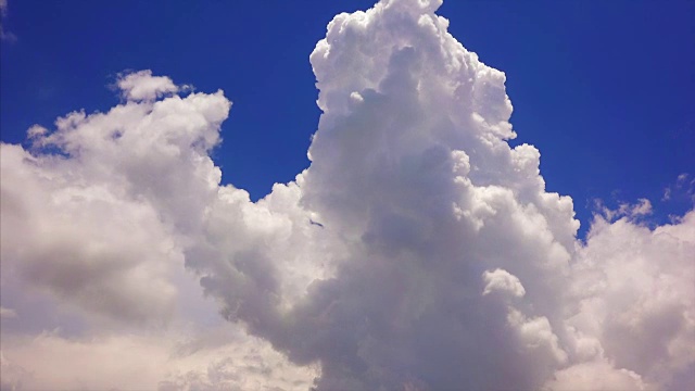 戏剧性的雷云形成在天空-时间流逝视频素材