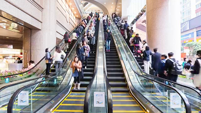 电梯上的人视频素材画面1