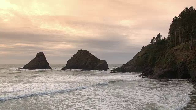 飞过海滩，飞向海里的岩石视频素材